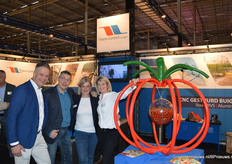 Therm-Control Buigen: John van Hagen, Mart van Zeijl, Tineke Jas en Simone van Hagen van Therm-Control Buigen naast het kleine broertje van de grote tomaat die het beursplein voor de hoofdentree bij de Evenementenhal siert. 